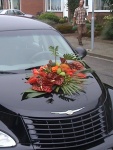 Het bloemstuk op de auto